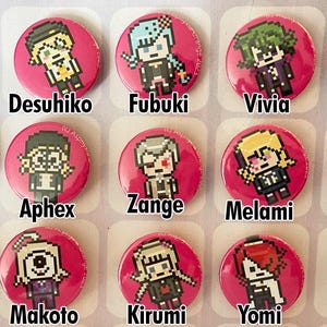 Puede incluir: Un conjunto de 16 botones redondos de color rosa con imágenes pixeladas de personajes. Cada botón tiene un personaje diferente y un nombre impreso debajo. Los nombres son: Halara, Desuhiko, Fubuki, Vivia, Yakou, Zilch, Aphex, Zange, Melami, Pucci, Yuma, Makoto, Kirumi, Yomi y Martina.