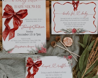 Peut inclure: Un ensemble de faire-part de baby shower sur le thème des fêtes. L'invitation présente un nœud rouge et le texte "a merry little BABY SHOWER". Des cartes supplémentaires incluent "books for baby" et une tombola de couches. L'ensemble est décoré de verdure.