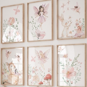 Puede incluir: Un conjunto de seis impresiones de acuarela enmarcadas que representan hadas, flores y criaturas del bosque. Las impresiones están dispuestas en una cuadrícula en una pared blanca. Las impresiones están en un esquema de color rosa claro, verde y marrón. Las impresiones están colgadas sobre un banco de madera con almohadas y contenedores de almacenamiento.