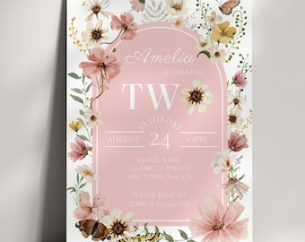 Plantilla de invitación para la segunda fiesta de cumpleaños de niñas: elegante tema de flores silvestres bohemias rosadas / ¡Alguien cumple dos años! Invitaciones editables para el segundo cumpleaños