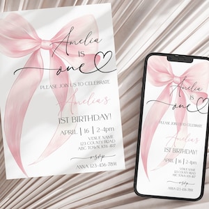 Puede incluir: Una invitación rosa y blanca con un gran lazo rosa y el texto "Amelia is one" y "Please join us to celebrate Amelia's 1st Birthday!" La invitación incluye la fecha, la hora y la ubicación del evento.