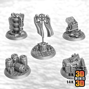 Könnte beinhalten: Eine Sammlung von Miniatur-Geländestücken aus dem 3D-Druck, darunter Fässer, Truhen und ein Banner mit Totenköpfen. Die Teile sind grau und stehen auf kreisförmigen Sockeln mit einem Gittermuster. Der Text "PRINTED BY 8K 3D MINIS 3D 14K" ist sichtbar.