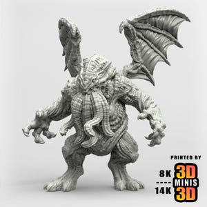 Puede incluir: Miniatura gris detallada, impresa en 3D, de una criatura monstruosa con grandes alas, tentáculos y manos y pies con garras. La figura está texturizada y está de pie. El texto "PRINTED BY 8K 3D MINIS 14K 3D" es visible.