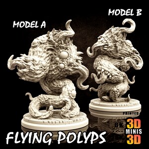 Könnte beinhalten: Zwei 3D-gedruckte Modelle einer fliegenden Polypen-Kreatur, eines mit einem runderen Körper und das andere mit einem längeren Körper. Beide Modelle haben mehrere Augen und Tentakel. Die Modelle sind mit "Modell A" und "Modell B" gekennzeichnet und werden von 8K Minis 3D gedruckt.