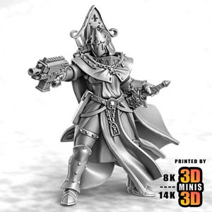 Pode incluir: Uma miniatura cinza impressa em 3D de um guerreiro com armadura ornamentada, capacete pontiagudo e capa fluida. A figura segura uma pistola futurista e uma espada, com motivos de caveiras e correntes. O texto diz: PRINTED BY 8K 3D MINIS 14K 3D.