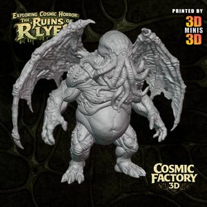 Puede incluir: Una figura en miniatura gris impresa en 3D de una criatura monstruosa con grandes alas, tentáculos y un cuerpo humanoide. La figura es de "Exploring Cosmic Horror: The Ruins of R'lyeh" e impresa por 3D Minis 3D y Cosmic Factory 3D.