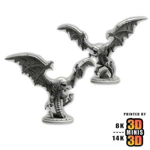 Puede incluir: Dos figuras de monstruos en miniatura grises, impresas en 3D, con grandes alas de murciélago, bocas abiertas y manos con garras. Las figuras están sobre bases circulares. El texto "PRINTED BY 8K 3D MINIS 14K 3D" está en la esquina inferior derecha.