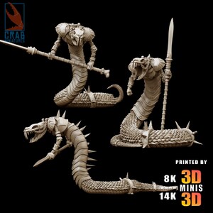 Op de afbeelding: Een verzameling beige 3D-geprinte, slangachtige fantasie miniaturen. Elke figuur is geposeerd met wapens, waaronder speren en zwaarden. De miniaturen hebben gedetailleerde bepantsering en stekelige accenten. Het Crab Miniatures-logo staat linksboven.