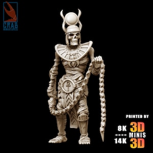 Puede incluir: Miniatura impresa en 3D de color blanquecino que representa un esqueleto de faraón egipcio. La figura lleva una corona con un disco solar y cuernos, un collar y un cinturón con un símbolo ankh. Sostiene una cadena sobre un fondo negro. Texto "PRINTED BY" y "8K 3D MINIS 14K 3D".