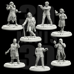 Puede incluir: Colección de siete figuras en miniatura grises, cada una representando un personaje diferente en una pose dinámica. Las figuras están sobre bases circulares. Los personajes incluyen una mujer con abrigo, un hombre con bastón y un hombre con una pistola.