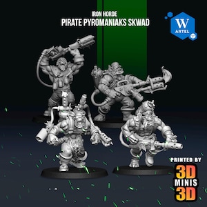 Könnte beinhalten: Ein Set aus vier grauen Miniaturfiguren aus Kunstharz mit dem Titel Iron Horde Pirate Pyromaniaks Skwad. Jede Figur stellt einen muskulösen, orkähnlichen Charakter dar, der mit Flammenwerfern, Tanks und Schläuchen in Kampfpose ausgestattet ist.