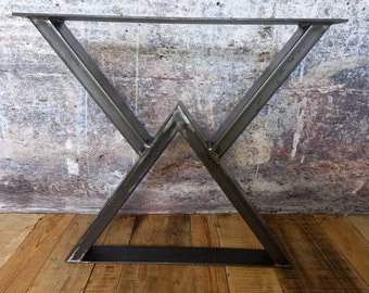 Modernes, industrielles und originelles „W“-Tischbein aus rohem oder schwarzem Metall