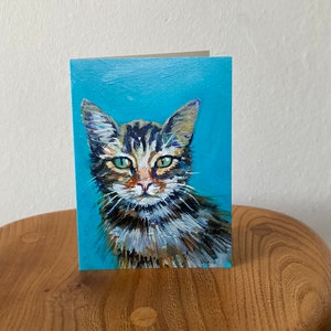 Tarjeta de felicitación de gato gris Luna la gata basada en una pintura de retrato de gato original de Margaret Powell Art