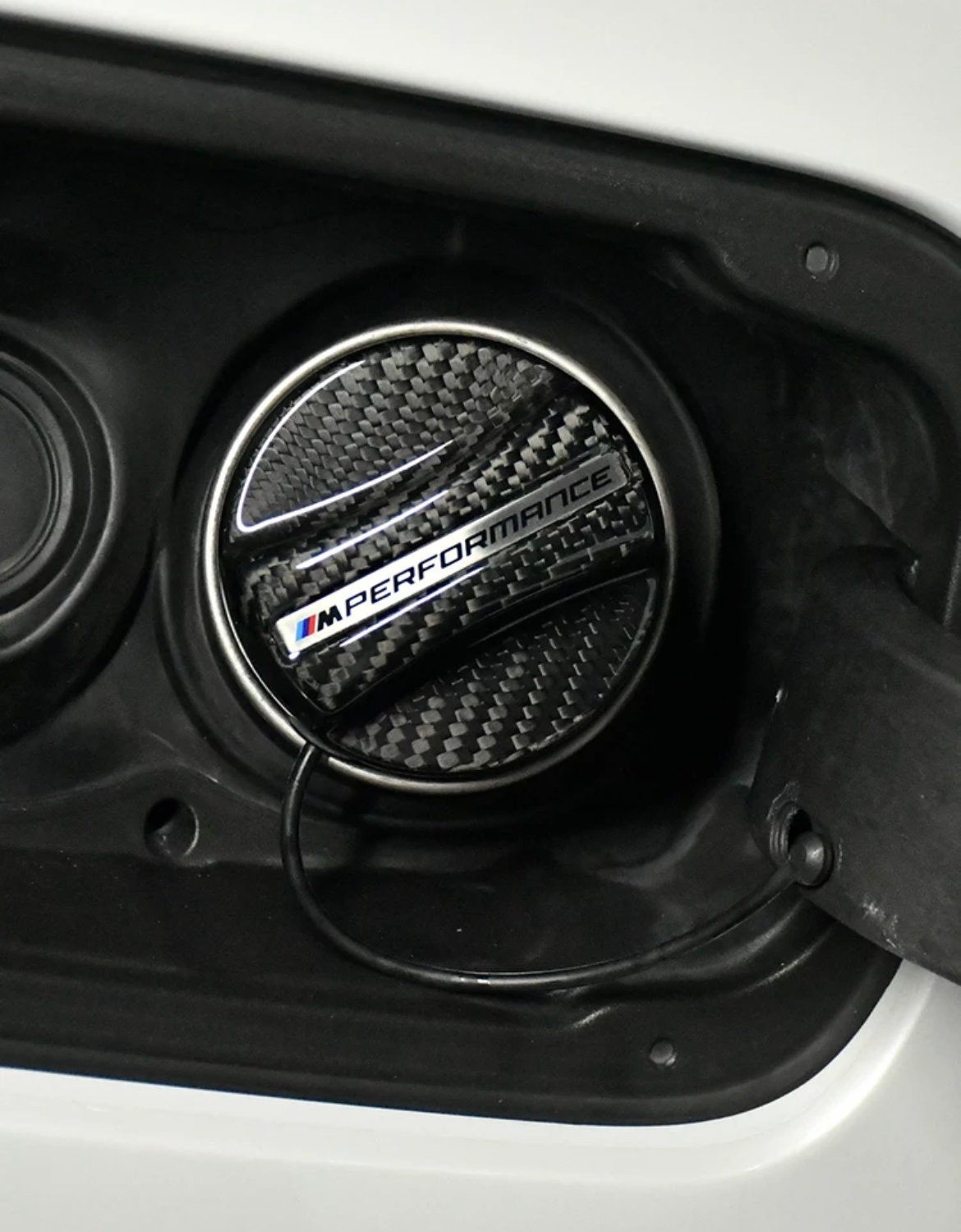 Bouchon-de-réservoir-a-essence-carbone-BMW-M-performance-kustomorphose