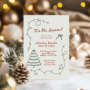 Könnte beinhalten: Eine Weihnachtsfeier-Einladung mit einem festlichen grün-roten Farbschema. Die Einladung zeigt eine handgezeichnete Illustration eines Weihnachtsbaums mit Lichtern und dem Text "Tis the Season!"  Schließen Sie sich uns zu einer Weihnachtsfeier an, Samstag, 22. Dezember um 18:30 Uhr. The Thompson's Home, Jingle Bell Lane, Hollytown, North Pole. Rsvp an Candace bis zum 11. November (555) 555-5555.
