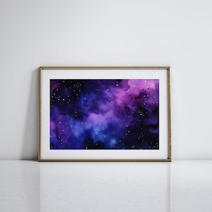 以下が含まれることがあります： 紫と青の色合いの銀河と白い星を描いた水彩画の額縁入り作品です。