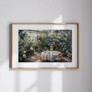 Könnte beinhalten: Ein Gemälde, das eine Teeparty in einem Gewächshaus zeigt. Ein Tisch mit einer weißen Tischdecke und einem floralen Muster ist mit Teetassen, Untertassen und einem mehrstöckigen Kuchenständer gedeckt. Vier Stühle stehen um den Tisch herum. Üppige grüne Pflanzen und Bäume füllen das Gewächshaus.