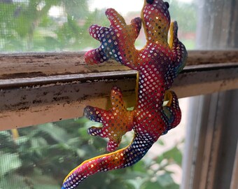 Animals stuffing , Lizard with magnets decoration.