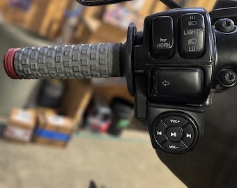 Original Bluetooth remote with custom mount, fits most 1980-2017 Harley Davidson’s.