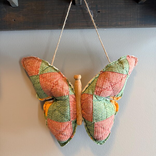 Mariposa de peluche colgante de estilo rústico vintage, acolchada, para decorar estantes con tableros perforados.