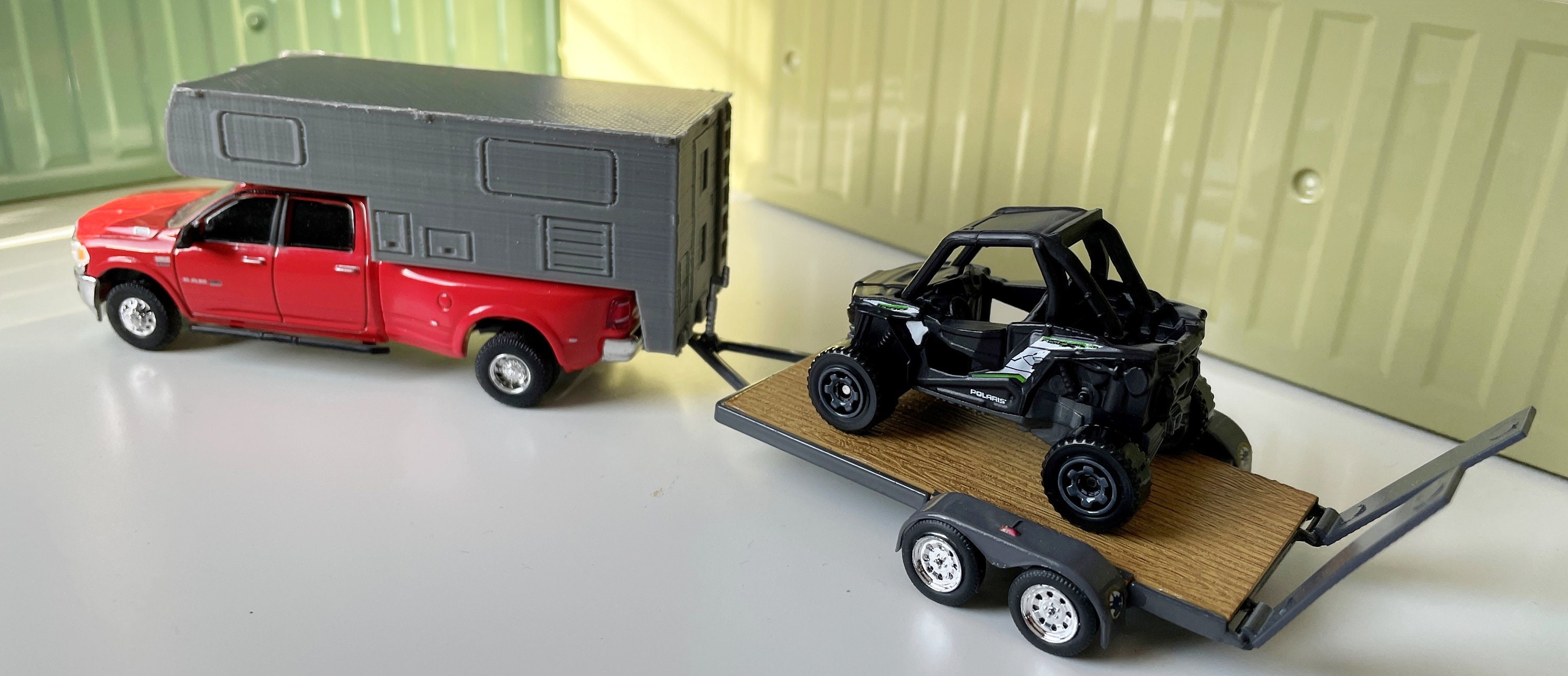 ミニカー Snap-on 1/64 Dually with Show Trailer 2 Action 1/64 scale, Dually Truck with Show | Proxibid