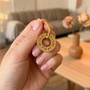 Colgante redondo personalizado con coordenadas y grabado | Llavero de metal | Regalo con nombre, fecha y lugar | Perfecto para él y para ella