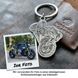 Könnte beinhalten: Ein Schlüsselanhänger aus Edelstahl mit einer Lasergravur eines Sportmotorrads. Der Anhänger liegt neben einem quadratischen Foto eines blauen Motorrads mit dem Text IHR FOTO und einem Lederanhänger mit der Prägung Handmade in Germany.