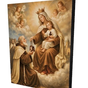 Pode incluir: Obra de arte religiosa que retrata uma mulher coroada segurando uma criança com uma cruz, cercada por anjos e uma figura ajoelhada. O fundo apresenta nuvens e uma igreja distante. A obra é apresentada em um bloco retangular.