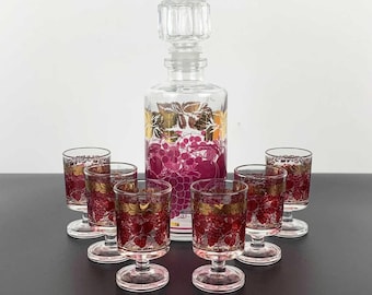 Juego de licor Luminarc Red Grapevine: decantador francés y vasos de chupito de mediados de siglo.