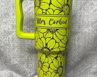 40-uncjowy kubek Daisy z spersonalizowanym imieniem