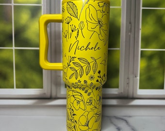 40oz Floraler Becher mit personalisiertem Namen.