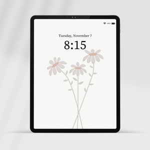 Pode incluir: A tela de um tablet mostra um relógio digital com a hora 8:15 e a data terça-feira, 7 de novembro. O fundo é branco com uma simples ilustração de três flores rosa claro com caules verdes.