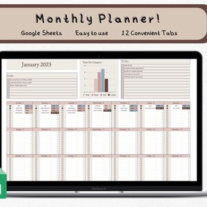 Könnte beinhalten: Ein Laptop-Computer, auf dem eine Google Sheets-Tabelle mit einem Monatskalender für Januar 2023 angezeigt wird. Die Tabelle enthält einen Kalender mit täglichen Kontrollkästchen, einen Bereich für Ziele, einen Bereich für Aufgaben nach Kategorie und eine To-Do-Liste.