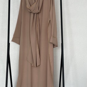 Abaya mit angenähten Schal und glizerrand Bild 3