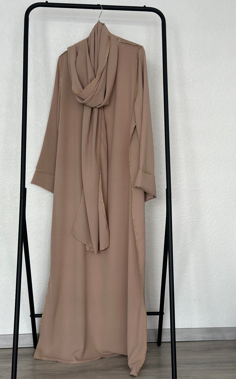 Abaya mit angenähten Schal und glizerrand Beige