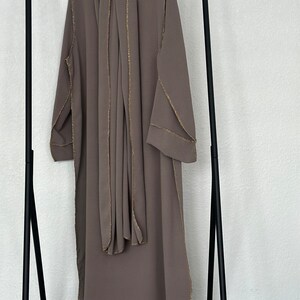 Abaya mit angenähten Schal und glizerrand Bild 1