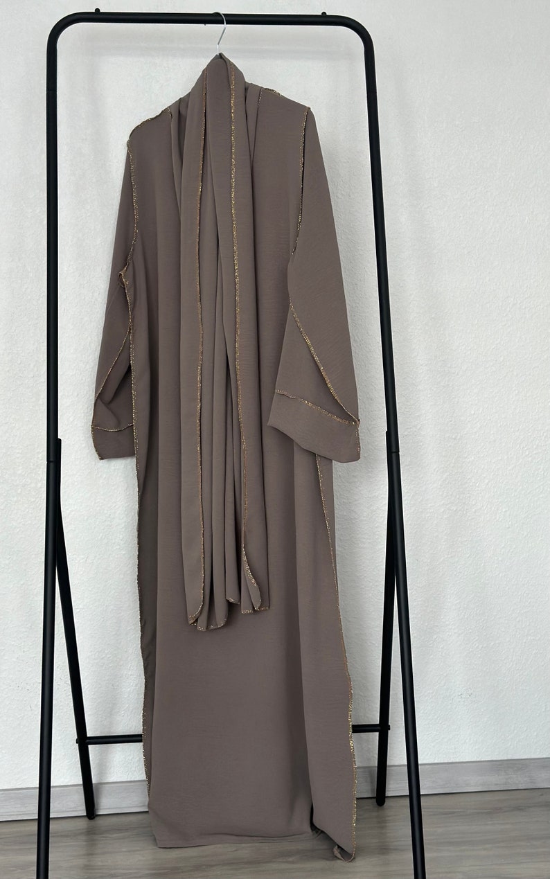 Abaya mit angenähten Schal und glizerrand Bild 1