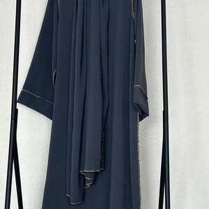 Abaya mit angenähten Schal und glizerrand Bild 7
