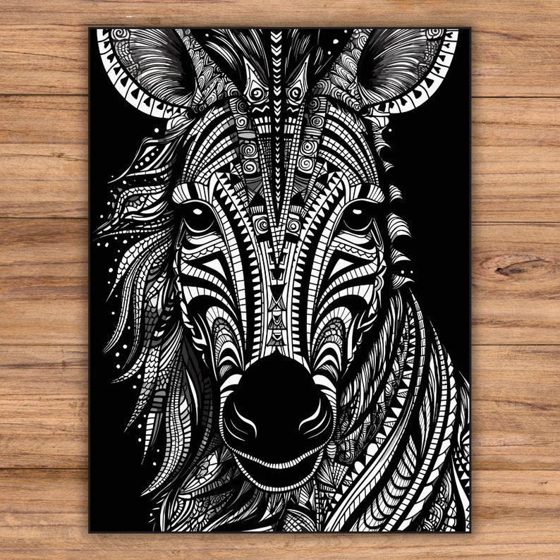 Puede incluir: Ilustraci&oacute;n en blanco y negro de l&iacute;nea de arte de la cara de una cebra. La cara de la cebra est&aacute; llena de intrincados patrones y dise&ntilde;os.