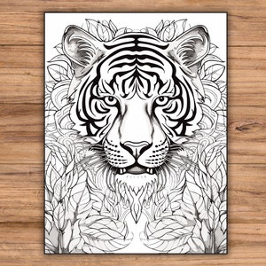 Puede incluir: Un dibujo en blanco y negro de la cara de un tigre rodeado de intrincados dise&ntilde;os florales. Los ojos del tigre est&aacute;n bien abiertos y su boca est&aacute; ligeramente abierta, mostrando sus dientes. Los dise&ntilde;os florales son detallados e intrincados, con hojas, flores y enredaderas.