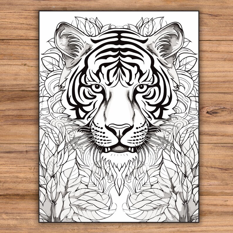 Puede incluir: Un dibujo en blanco y negro de la cara de un tigre rodeado de intrincados dise&ntilde;os florales. Los ojos del tigre est&aacute;n bien abiertos y su boca est&aacute; ligeramente abierta, mostrando sus dientes. Los dise&ntilde;os florales son detallados e intrincados, con hojas, flores y enredaderas.