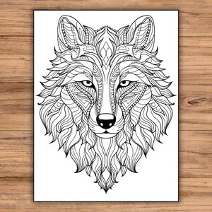 Puede incluir: Ilustraci&oacute;n en blanco y negro de l&iacute;nea de arte de una cabeza de lobo con intrincados patrones y detalles. La cabeza de lobo est&aacute; mirando hacia adelante con los ojos abiertos y la boca cerrada.