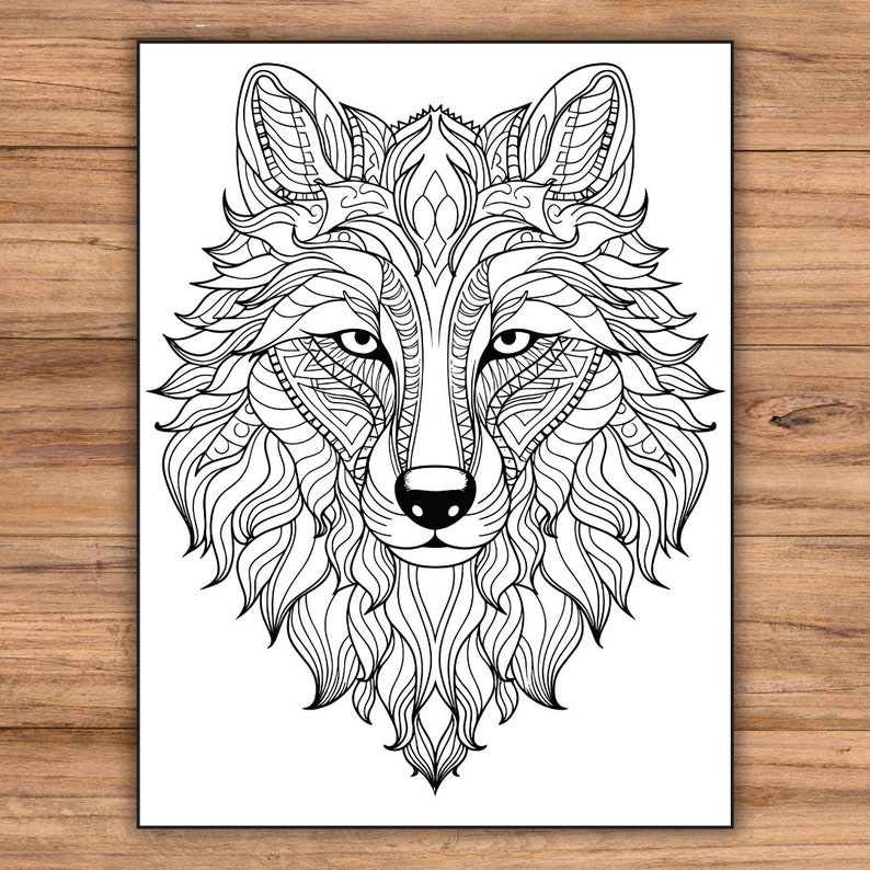 Puede incluir: Ilustraci&oacute;n en blanco y negro de l&iacute;nea de arte de una cabeza de lobo con intrincados patrones y detalles. La cabeza de lobo est&aacute; mirando hacia adelante con los ojos abiertos y la boca cerrada.