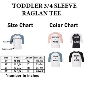 K&ouml;nnte beinhalten: Bild einer Gr&ouml;&szlig;entabelle und Farbtabelle f&uuml;r ein 3/4-&Auml;rmel-Raglan-T-Shirt f&uuml;r Kleinkinder. Die Gr&ouml;&szlig;entabelle zeigt Brust- und L&auml;ngenma&szlig;e in Zoll f&uuml;r die Gr&ouml;&szlig;en 2T bis 5T. Farboptionen sind H.Peach & White, White & Black, Denim & White und Black & White.