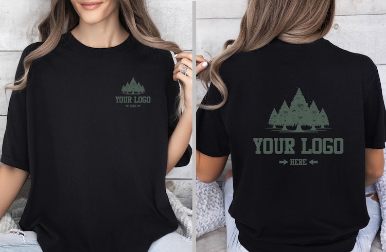 Puede incluir: Camiseta negra con un gr&aacute;fico de bosque y el texto "YOUR LOGO" en verde. El dise&ntilde;o se repite en la parte delantera y trasera de la camiseta. La camiseta tiene mangas cortas y cuello redondo.