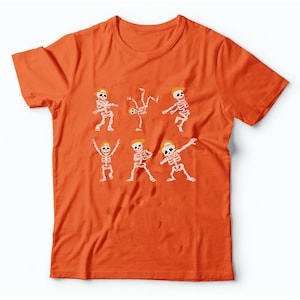 K&ouml;nnte beinhalten: Orangefarbenes T-Shirt mit einem Design von tanzenden Skeletten mit gelben Kappen. Die Skelette befinden sich in verschiedenen Posen, darunter Breakdance und Dab. Ein lustiges Grafik-T-Shirt f&uuml;r Halloween oder jeden Anlass.