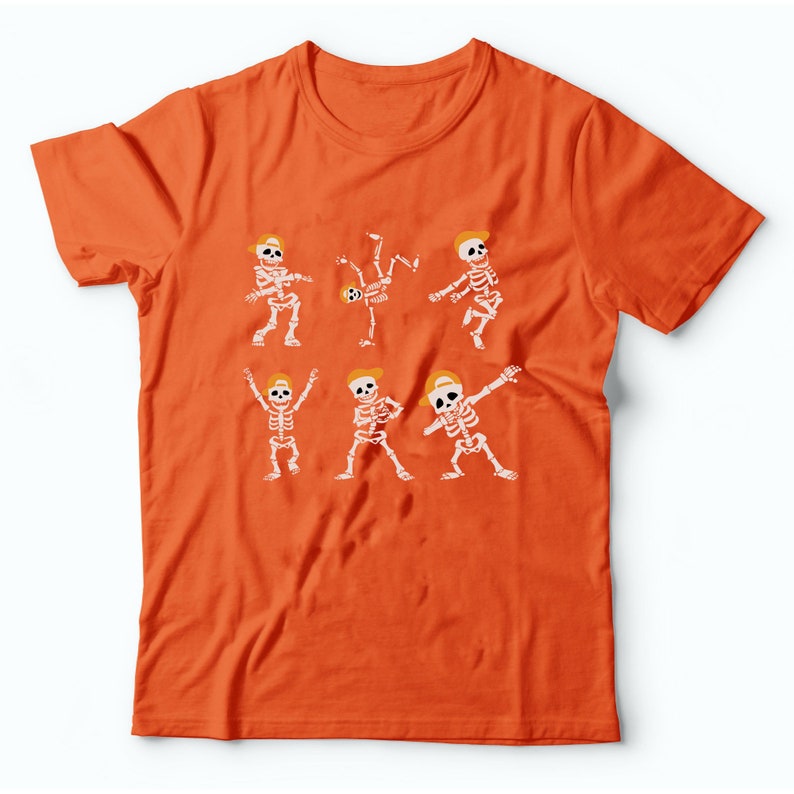 K&ouml;nnte beinhalten: Orangefarbenes T-Shirt mit einem Design von tanzenden Skeletten mit gelben Kappen. Die Skelette befinden sich in verschiedenen Posen, darunter Breakdance und Dab. Ein lustiges Grafik-T-Shirt f&uuml;r Halloween oder jeden Anlass.
