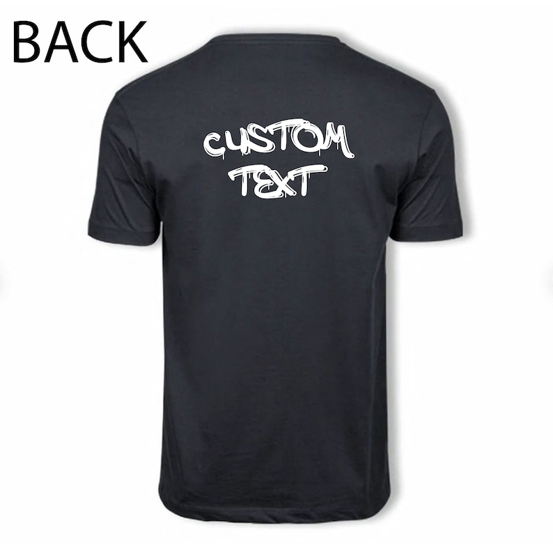 Pu&ograve; includere: Maglietta nera con testo bianco che dice "CUSTOM TEXT" in stile graffiti.