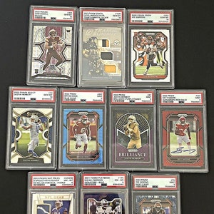 TARJETA CALIFICADA Garantizada - Paquete de fútbol americano de la NFL - 10 tarjetas - 5 novatos - 1 tarjeta calificada