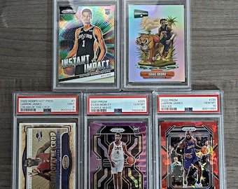 Puede incluir: Una colección de diez cartas de intercambio de baloncesto con jugadores como Victor Wembanyama, Isaac Okoro, LeBron James y Evan Mobley. Las cartas están calificadas y encerradas en soportes de plástico protectores. Las cartas presentan una variedad de diseños y colores, incluyendo rojo, azul, morado y dorado.